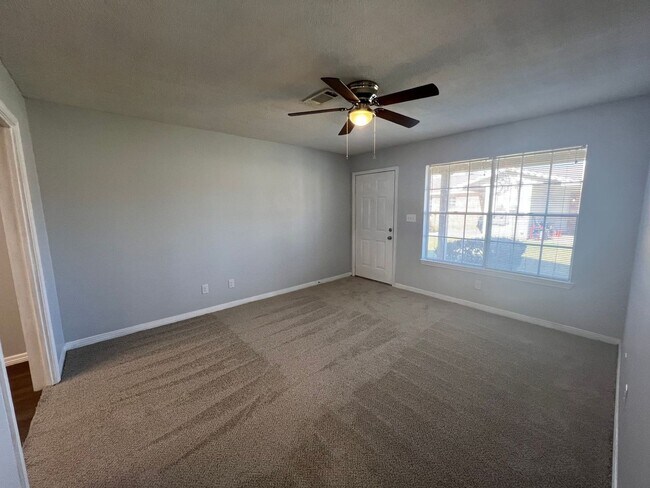 Building Photo - Pensacola - 2 Bedroom, 1 Bathroom - lawn care included