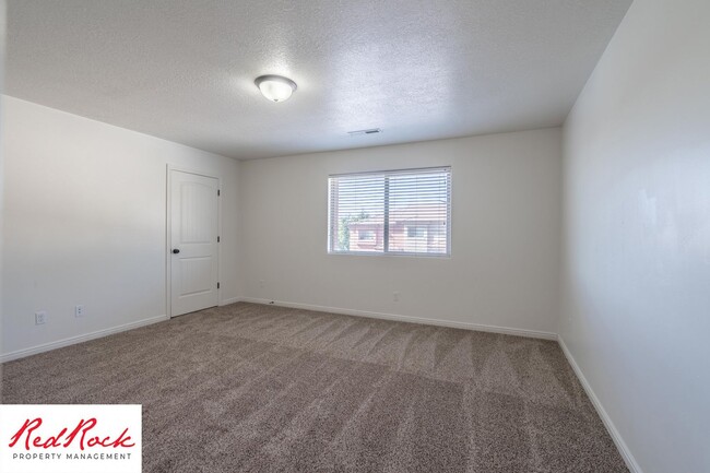 Building Photo - DOG-FRIENDLY 3 Bedroom Townhome with INTER...