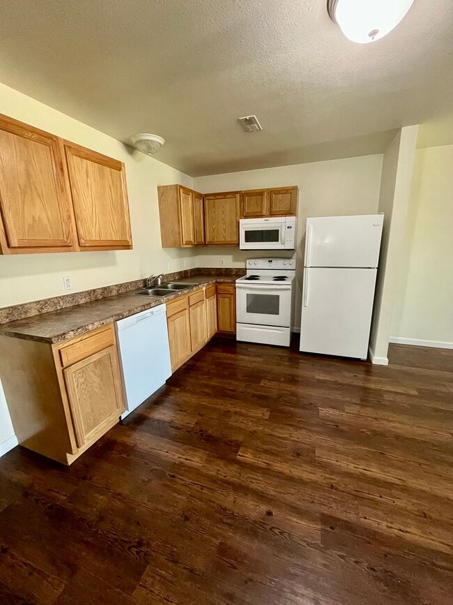 Building Photo - All Inclusive Duplex | 3 Bed |  2 Bath
