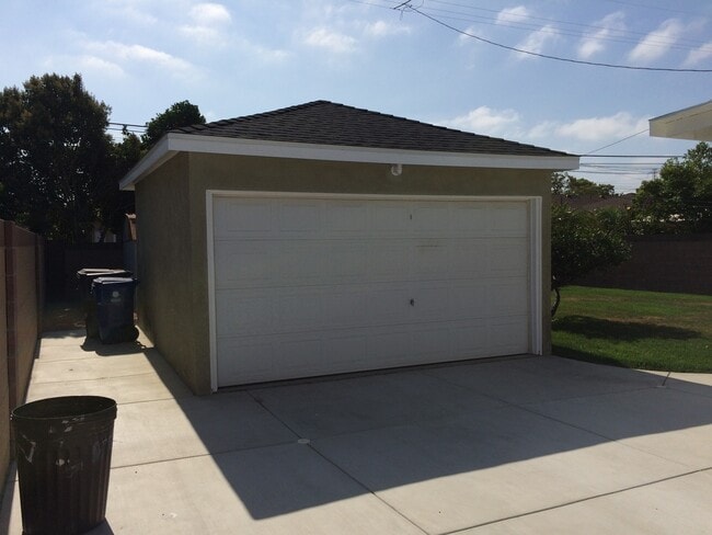 Building Photo - TWO BEDROOM LAKEWOOD HOME AVAILABLE FOR YOU--CALL US TODAY!