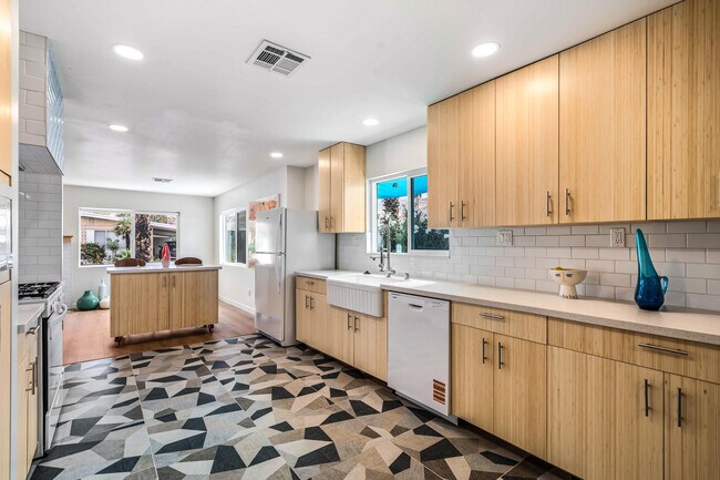 Building Photo - 117 Aliso Dr