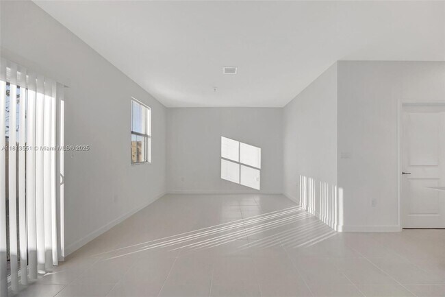 Building Photo - 2455 SE 28th St
