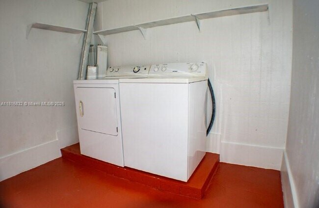 Building Photo - 2638 SW 30th Ct