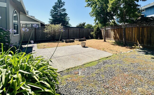 Building Photo - 1537 Yarberry Dr
