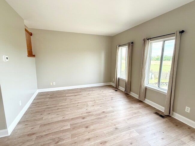 Building Photo - 388 Richmond Dr