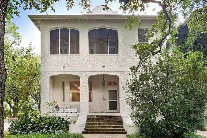 BRICK STAIR ENTRANCE, MATURE LANDSCAPING, 3 BEDRMS 2 BATHS APT. SPACIOUS SCREENED IN PORCH FACES NER - 8 Neron Pl