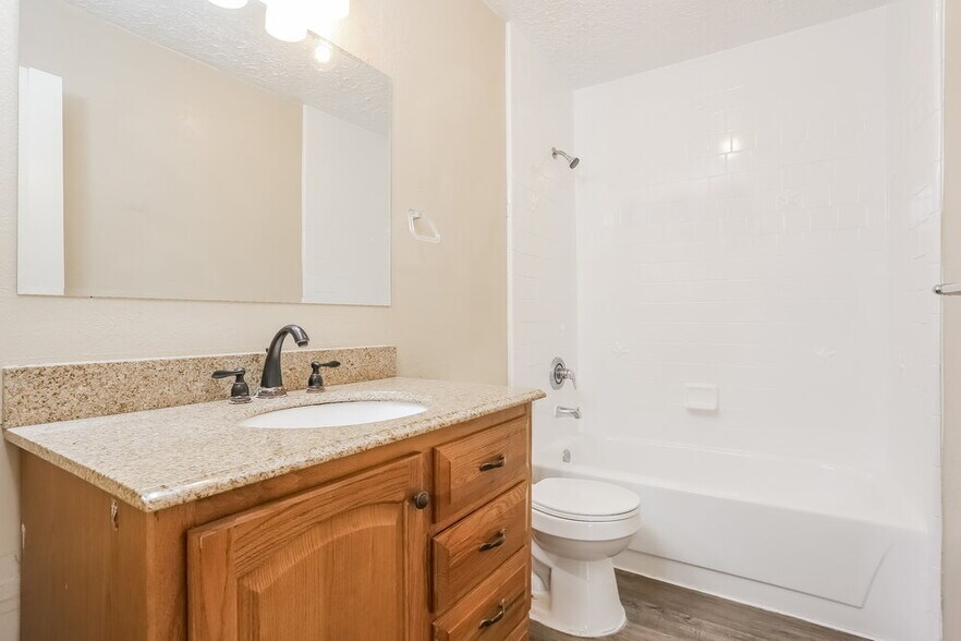 Building Photo - 11 Crestbriar Ct