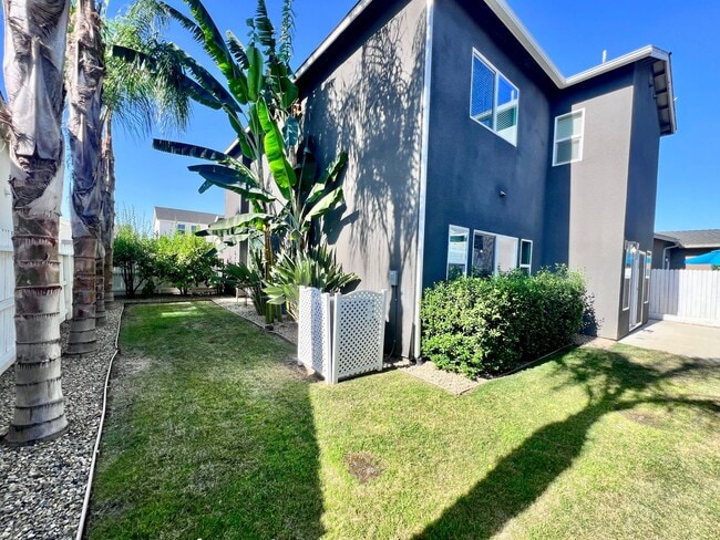 Building Photo - $2,795 Leonard & Gettysburg, 3 Bedroom 2.5...