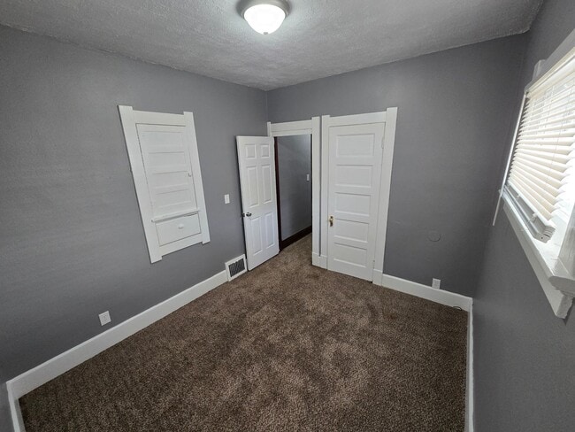 Building Photo - 3 Bedroom House
