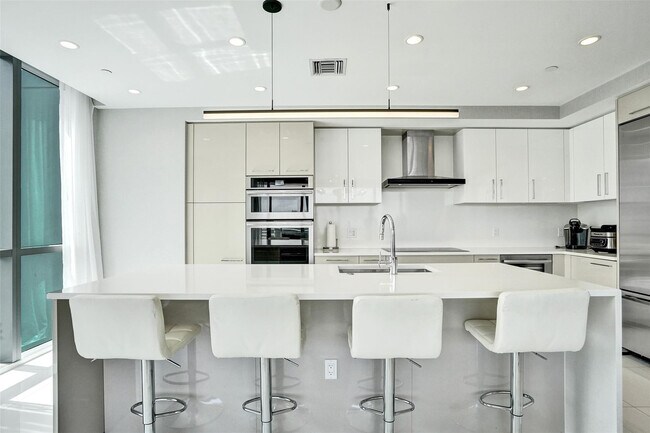 Building Photo - 100 E Las Olas Blvd