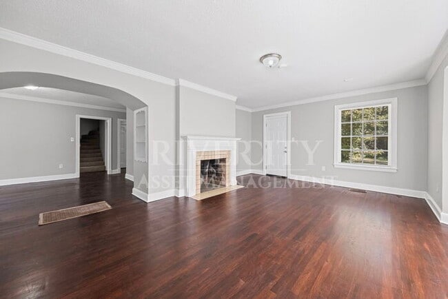 Building Photo - HUGE 4 BED 2 BATH PROPERTY!!!!!! SECTION 8...
