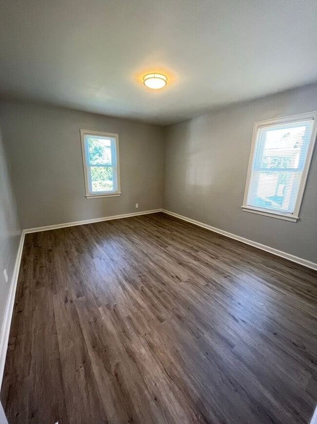 Building Photo - 3 Bedroom, 2 Bathroom Home With Garage Available for Pre-Lease!