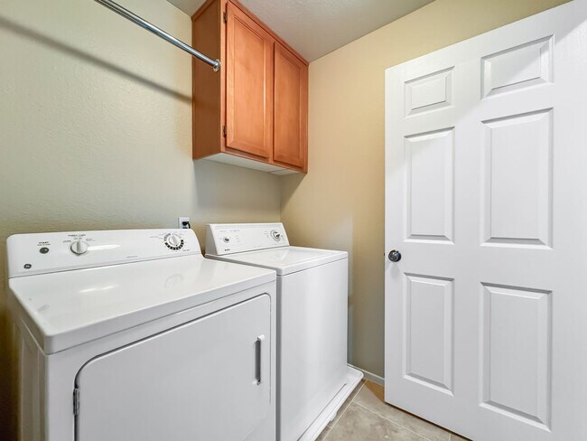 Building Photo - Bright & Spacious 3B/3BA Home with Communi...