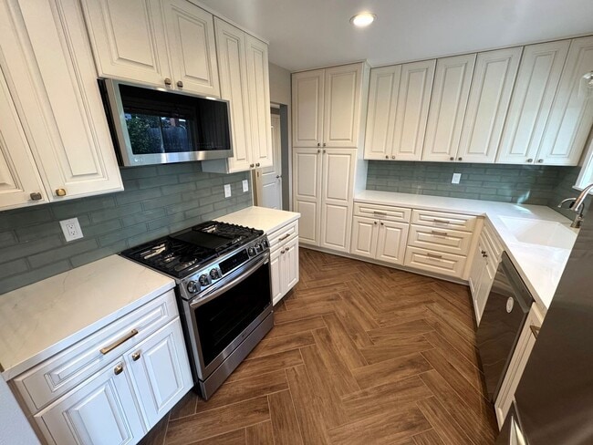 Building Photo - Single-Story East Ventura Home – 3 Bed / 1.75 Bath + Updated Interior