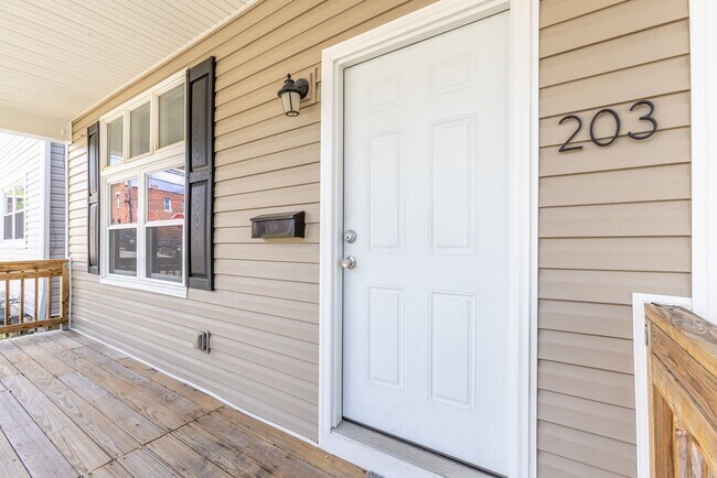 Building Photo - AVAILABLE OCTOBER 15th - Quirky 3+ Bedroom...