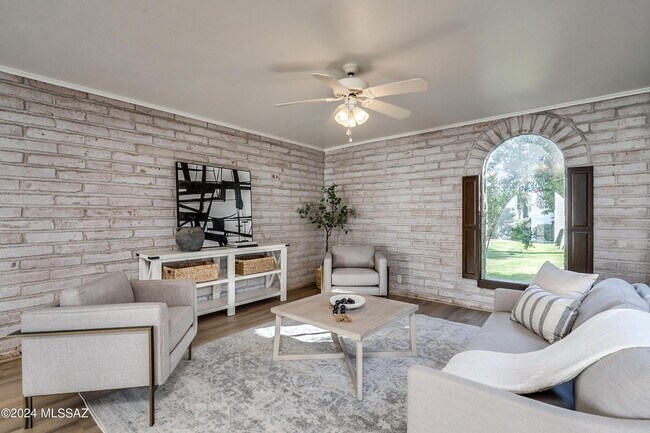 Building Photo - 667 W Las Lomitas Rd