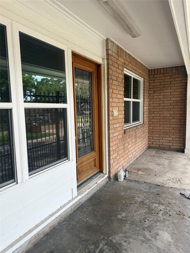 Building Photo - 902 Hidden Valley Dr