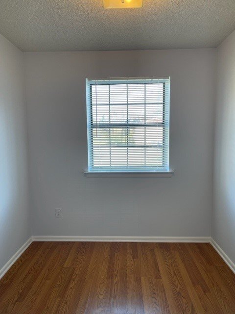 Building Photo - 2409 Pond View Dr