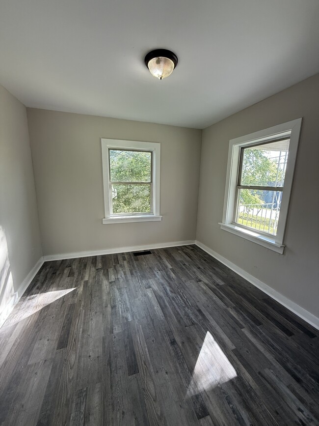 Building Photo - 923 Woodward Rd