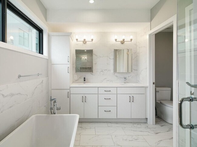 Building Photo - 1324 S Woodstock St