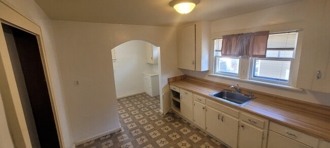 Building Photo - 707 Roselle Ave