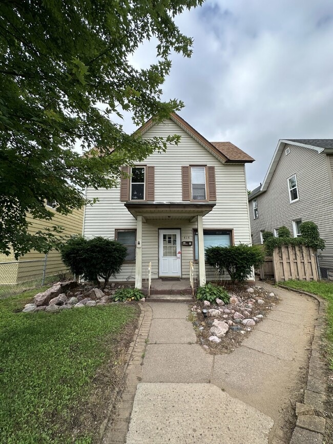 Primary Photo - Exciting 4 Bed 1 Bath close to UWEC!