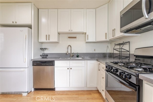 Building Photo - 204 S Arnaz Dr