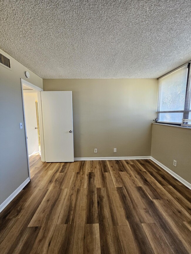 Building Photo - 1950 N Congress Ave