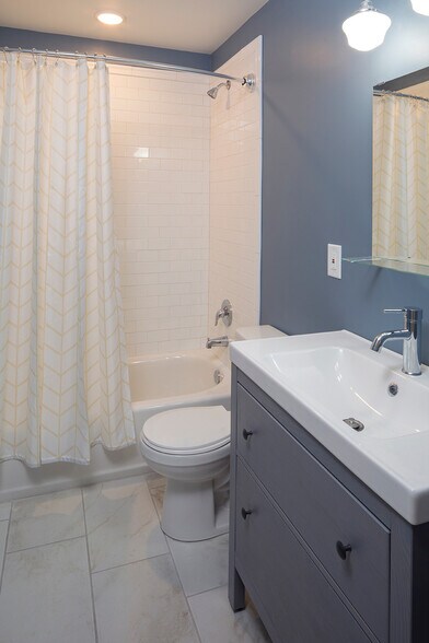 Reconstructed unit with new bathrooms, kitchen and appliances - 1323 Eutaw Pl