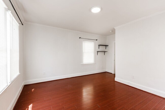 Building Photo - 1154 W 27th St
