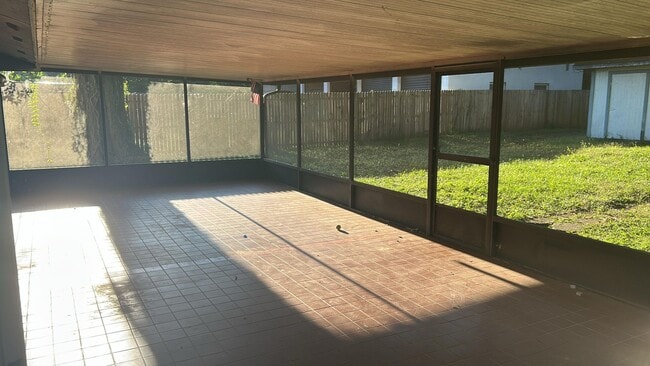 Building Photo - Welcome Home to your 4/2 in Seffner!