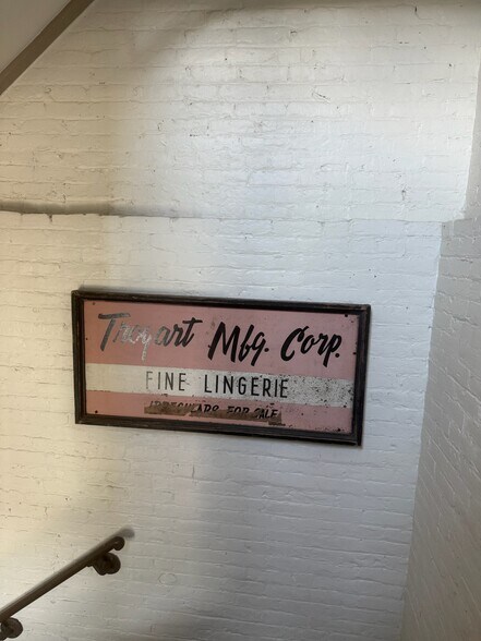 Building Photo - 387 3rd Ave