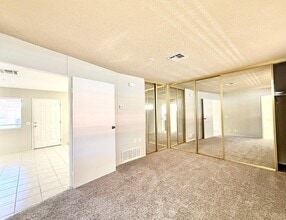 Building Photo - AVAILABLE NOW!! LOVELY 1 Bedroom 1 Bathroom 55+ Apartment in Palm Desert!