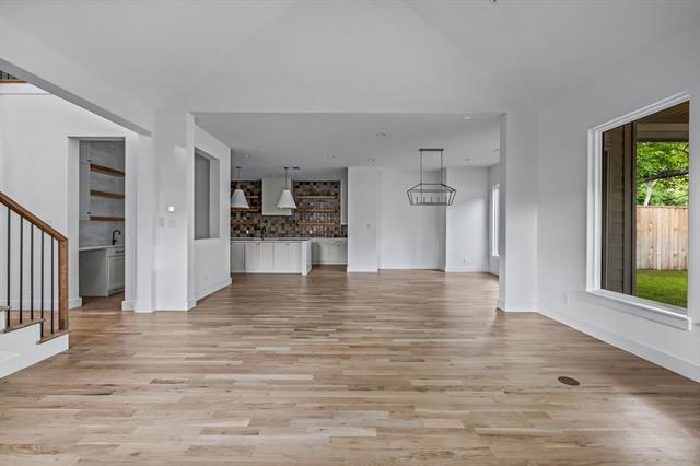 Building Photo - 9232 San Fernando Way