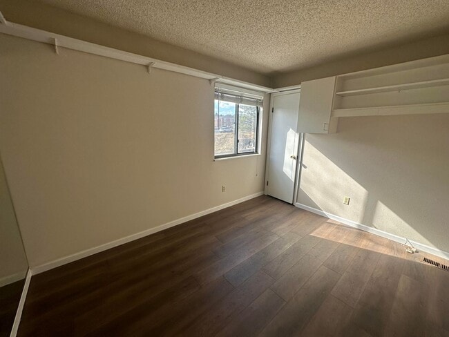 Building Photo - 2 Bed 1.5 bath townhome