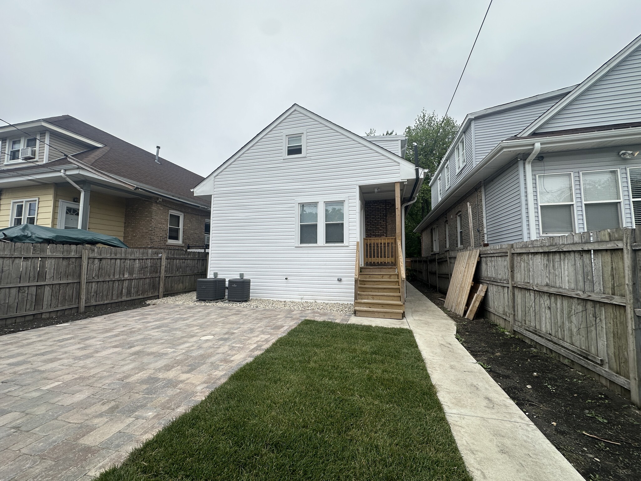 Building Photo - 4909 W Wellington Ave