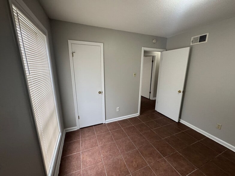 Building Photo - 1722 Northfield Dr