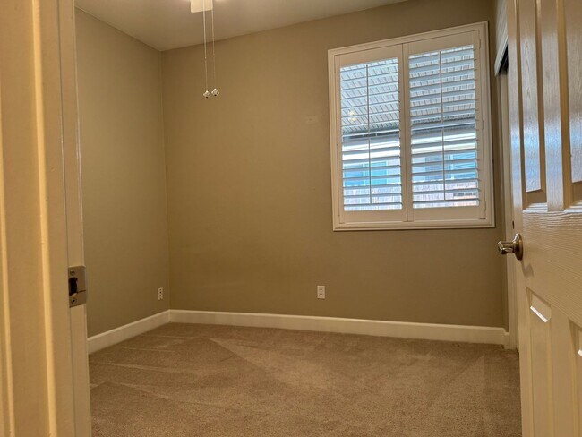 Building Photo - Charming single home in Roseville!
