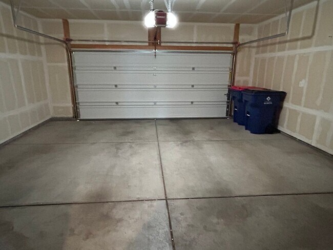Building Photo - Modern Three Bedroom Townhome Available For Rent in Creekside