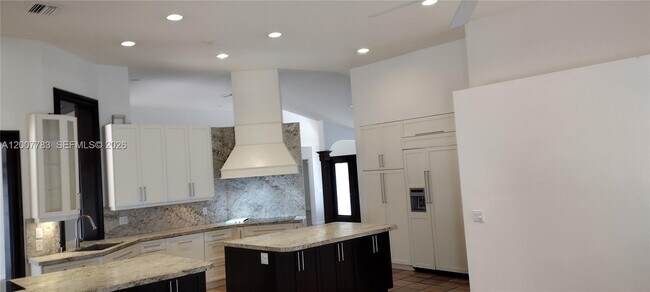 Building Photo - 659 Verona Pl