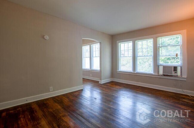 Building Photo - 678 Somerset Terrace NE