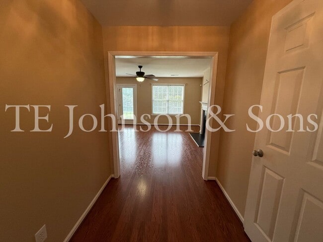Building Photo - Charming 3-Bedroom Home with Modern Comfor...
