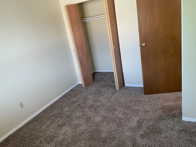 Building Photo - LA JOLLA 2BD TWO-STORY TOWNHOME CONVENIENT...