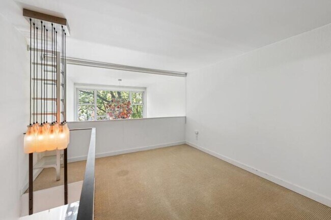 Building Photo - 1 bedroom in seattle WA 98101