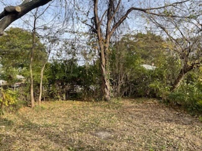 Building Photo - Charming, remodeled 2 bedroom in the blue district of Kansas City!