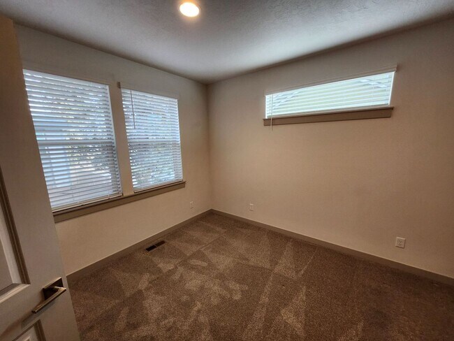 Building Photo - Newer 3 Bed/2 Bath Construction on Bend's Eastside - Cessna Drive