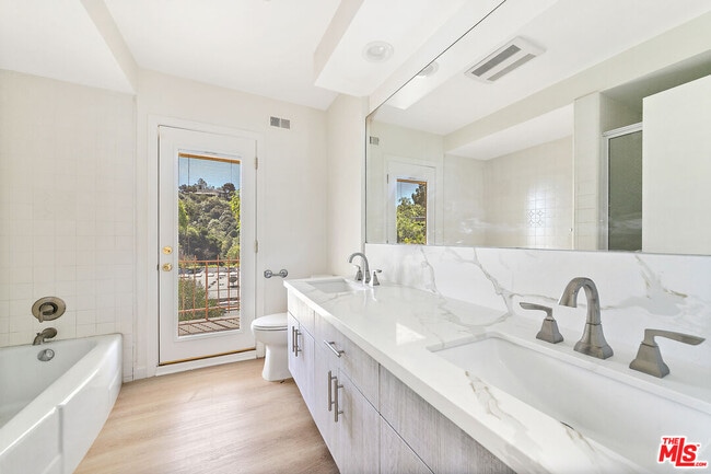 Building Photo - 8900 Alto Cedro Dr