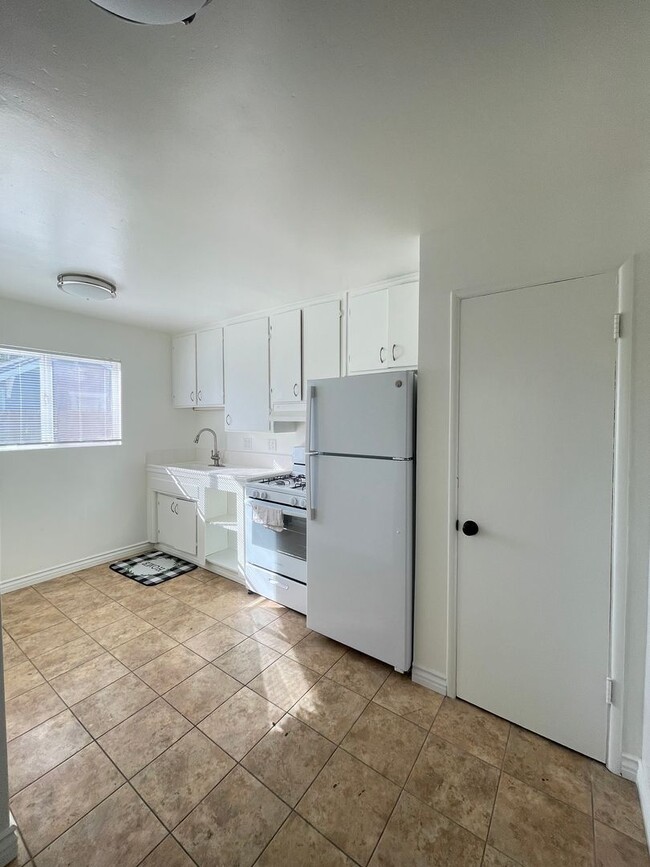 Building Photo - One Bedroom Southside Apartment with Garage!