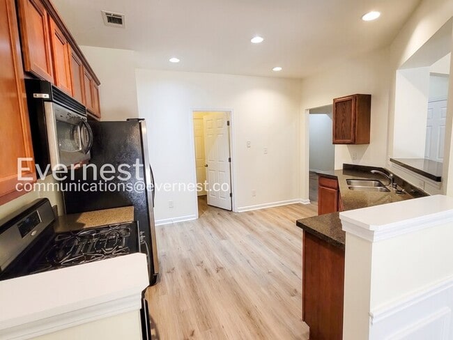 Building Photo - 3 Bed/2.5 Bath Townhome with Modern Amenities