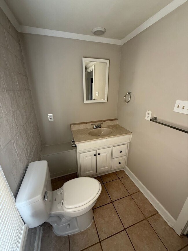 Building Photo - One bedroom, 1 bath house in Mebane